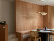 La salle à manger avec son mur en bois d'okoumé