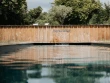 Un jardin, avec piscine, au milieu des champs