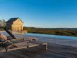 Une piscine avec une vue panoramique