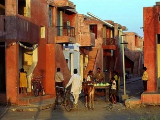 Balkrishna Doshi, habitat bon marché et planification urbaine