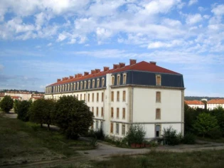 Les casernes militaires recyclées en logements étudiants