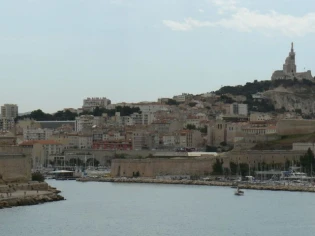 Marseille : une place revisitée et des panneaux photovoltaïques