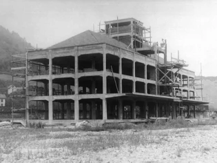 Un bâtiment à rénover sur la toile