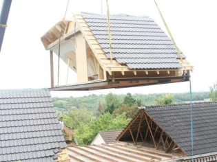 Une maison double sa surface en... deux jours !