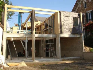 Une maison bois en six mois grâce à la préfabrication