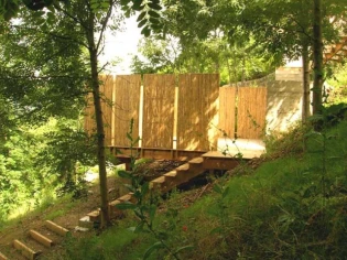 Quatre terrasses posées sur un jardin en pente