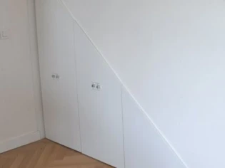 Un rangement sur-mesure sous l'escalier