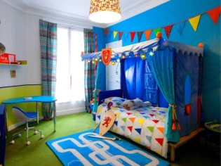 Une chambre d'enfant retrouve couleurs et rangements