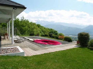 Piscine : la couverture décorée et personnalisable, un "tableau dans le jardin"