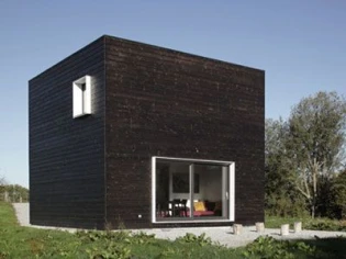 Un  cube noir se pose en Normandie 