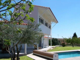 Une maison bâtie autour d'une piscine