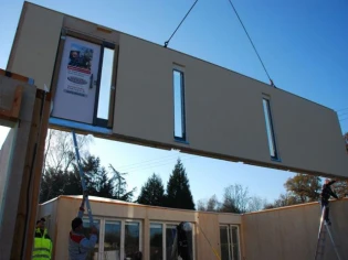 Une maison bois montée en trois jours 