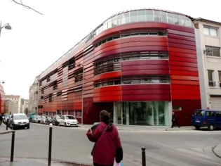 Une résidence étudiante aux lames mobiles et colorées à Paris