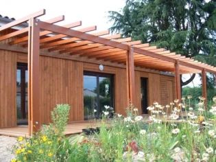 Une maison bois construite sur les vestiges d'un hangar agricole