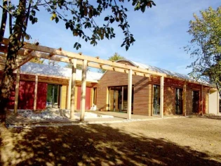 Une maison bois bioclimatique à deux ailes