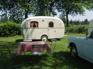 Hébergement insolite : une nuit dans une caravane rétro