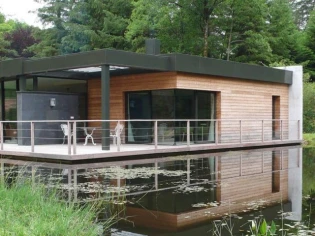 Une maison contemporaine sur un lac