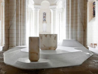 Un podium design dans une église romane du 11e siècle