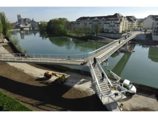 Une passerelle comme lien précieux sur la Marne