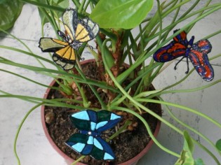 De faux papillons pour égayer vos plantes