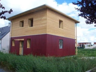 Des maisons sociales en bois isolées à la paille 