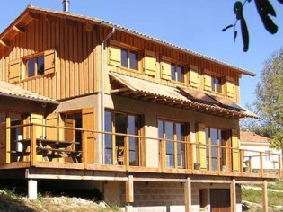 Une maison construite en bois et paille