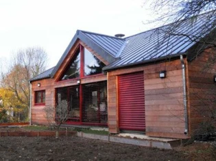 Une maison bois toute en hauteur ouverte sur l'extérieur