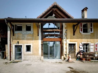 Une vieille grange transformée en maison