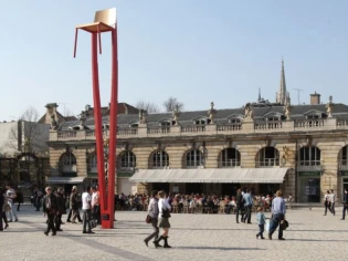 Une chaise de 10 mètres de haut en plein coeur de Nancy