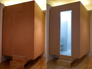 Une salle de bains dans un cube en lévitation