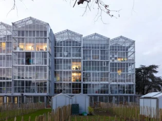 A Nantes, des maisons serres sur pilotis