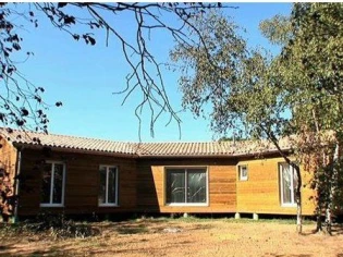 Une maison bois en forme de U