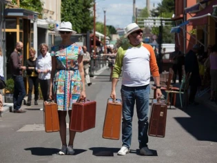 Huit personnalités font leur shopping aux Puces