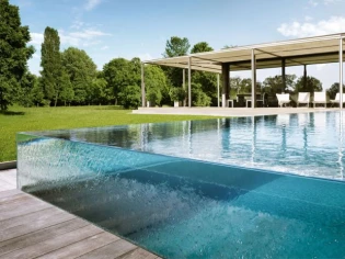 Une piscine qui joue la transparence totale 