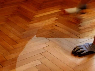 Entretenir son parquet ancien : les bons gestes pour chaque finition 