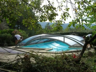 Un abri de piscine qui se module au gré des besoins