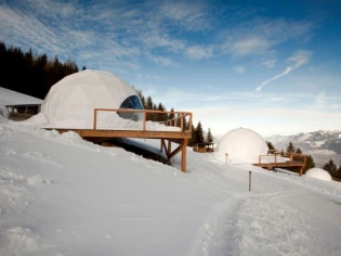 Une nuit dans un dôme accroché à la montagne