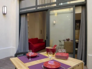 Un local de 15 m2 devient un duplex avec cour privative