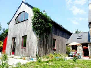 Une maison d'hôte fait cohabiter béton, bois et pierre