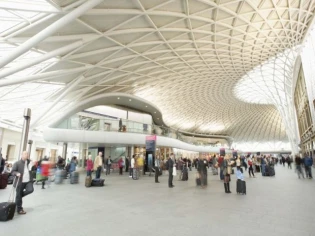 La céramique ressuscite le parvis de la gare de King's Cross 