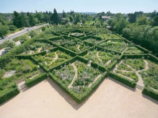 Le jardin labyrinthe d'un château élu jardin de l'année 2013