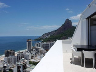 Un penthouse à l'état brut ouvert sur la baie de Rio