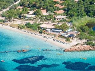 Un hôtel de bois et de pierre entre plage et maquis corse