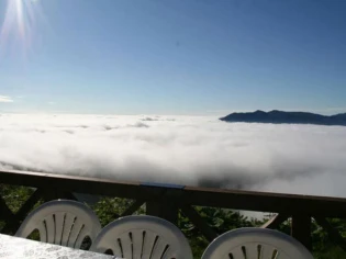 Une terrasse la tête dans les nuages