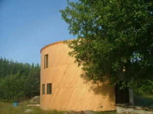 Une maison passive en bois de forme cylindrique