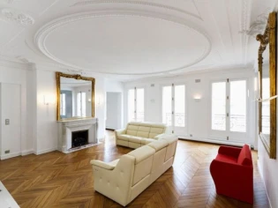 Un appartement haussmannien renaît avec style 