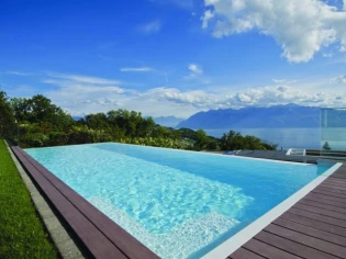 Une piscine à débordement sur le lac Léman