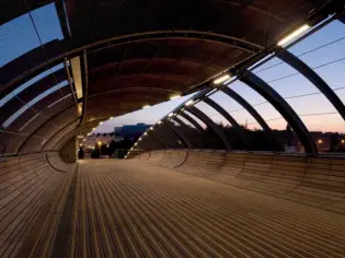 Une passerelle qui s'enroule et se déroule comme un ruban