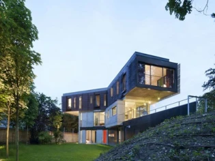 Une maison contemporaine perchée au-dessus d'une grotte