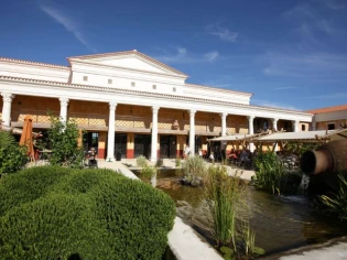 Les hôtels du Puy du Fou, de la Rome antique à la Renaissance